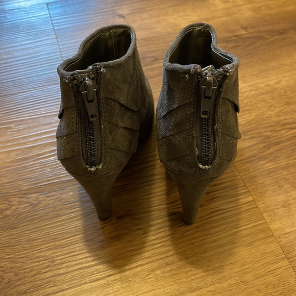 Women’s Gray Stylish Heels - Picture 4 of 4